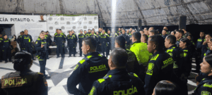 Grupo de policías en formación durante una ceremonia de seguridad en Huila, preparándose para festividades y eventos deportivos.