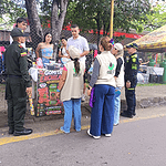 Policía y niños en control durante festividades de San Pedro en Neiva, Huila TV.