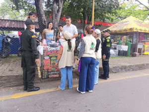 Policía y niños en control durante festividades de San Pedro en Neiva, Huila TV.