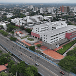 Vista aérea de un hospital moderno en Neiva, Huila, con áreas verdes y calles concurridas en un día soleado.