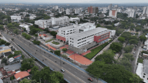 Vista aérea de un hospital moderno en Neiva, Huila, con áreas verdes y calles concurridas en un día soleado.