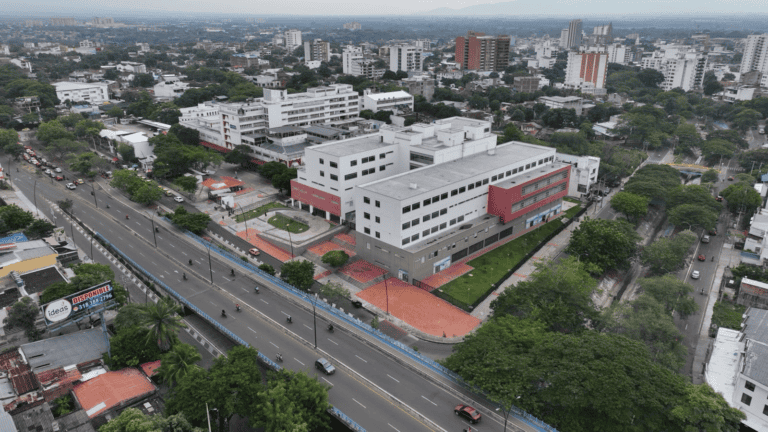 Vista aérea de un hospital moderno en Neiva, Huila, con áreas verdes y calles concurridas en un día soleado.