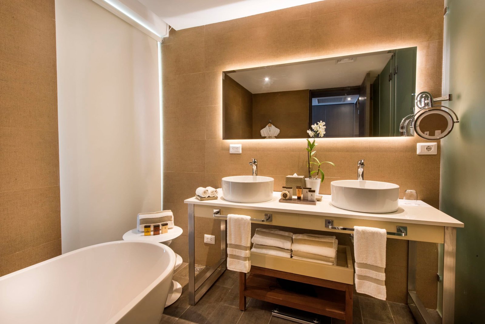 Swank Wraparound Swim Up Suite