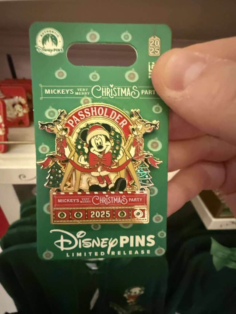 Festive Disney Christmas pin featuring Mickey Mouse and Passholder design for holiday collectibles.