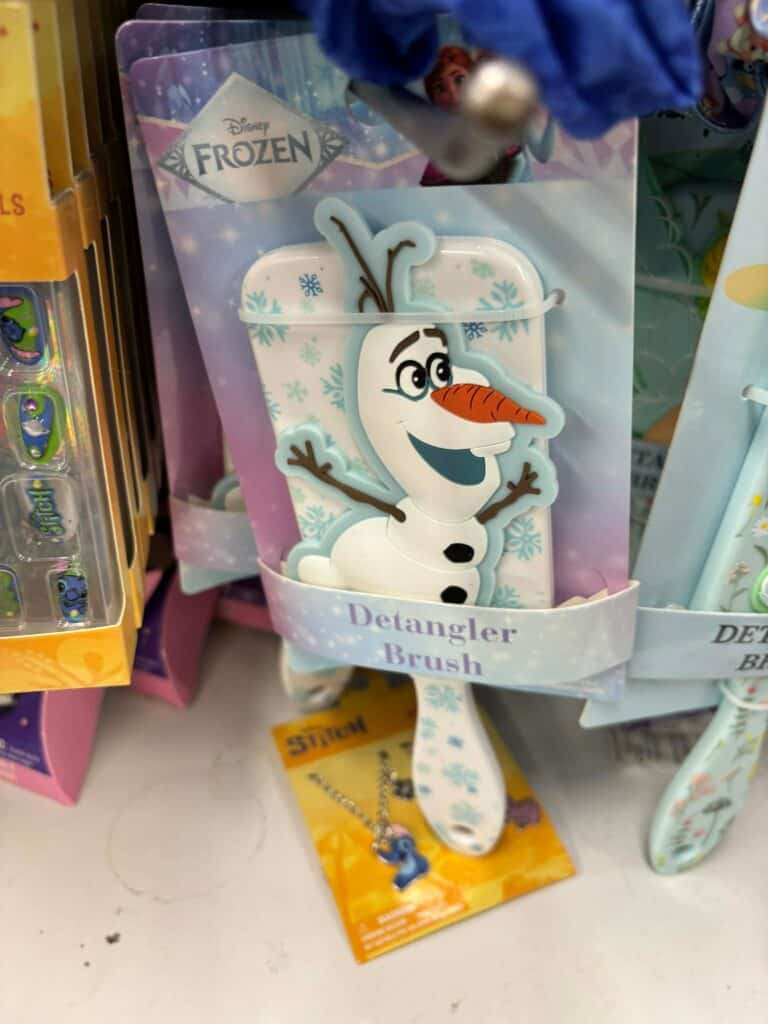 Disney Frozen Olaf hairbrush with cartoon Olaf design, perfect for kids' hair detangling. Features snowflake pattern for Frozen fans.
