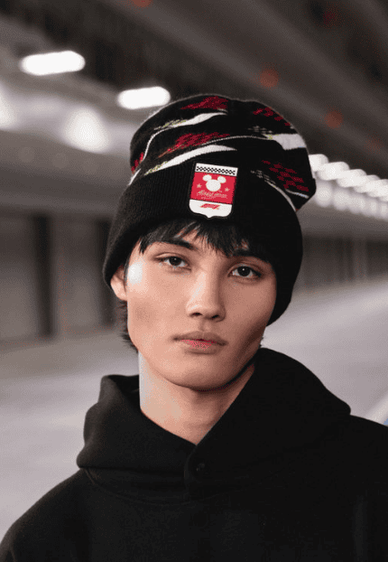 Warm Disney-themed beanie with Mickey Mouse logo, perfect for winter fashion.