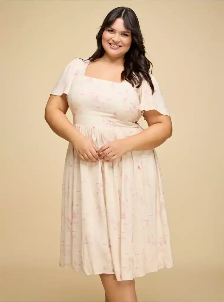 Elegant Disney-inspired fashion for plus-size women, featuring princess motifs and vintage style. Perfect for Disney fans.