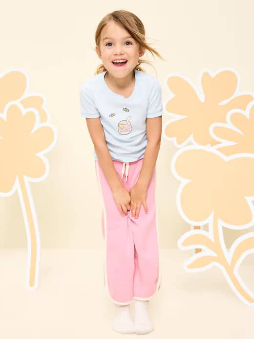 Cute Disney-inspired girl pajama set with cupcake and bee motifs. Perfect for kids who love Disney fashion.