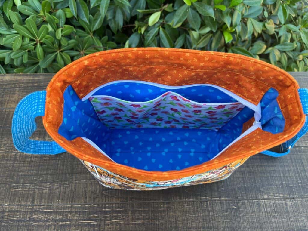 Bright Disney tote bag interior with colorful heart and floral designs, ideal for children’s accessories and outings.