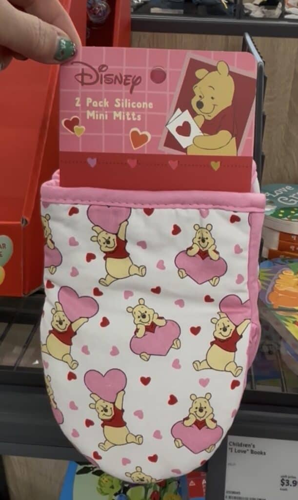 Cute Winnie the Pooh silicone mini mitts with pink hearts, perfect for children’s baking.