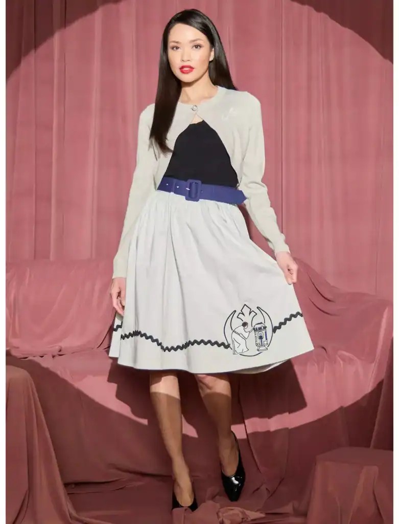 Stylish women's skirt with graphic design and belt, perfect for fashion-forward looks.