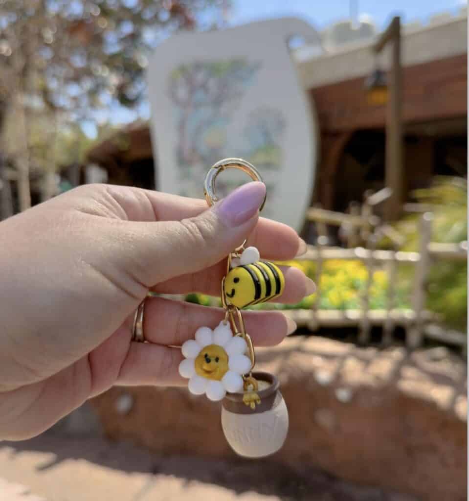 Cute Disney charm keychain featuring a daisy flower and bee, perfect for Disney fans and accessories.