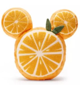 Fresh lemon decor with sliced lemon design and green leaves for a vibrant, citrus-inspired look.