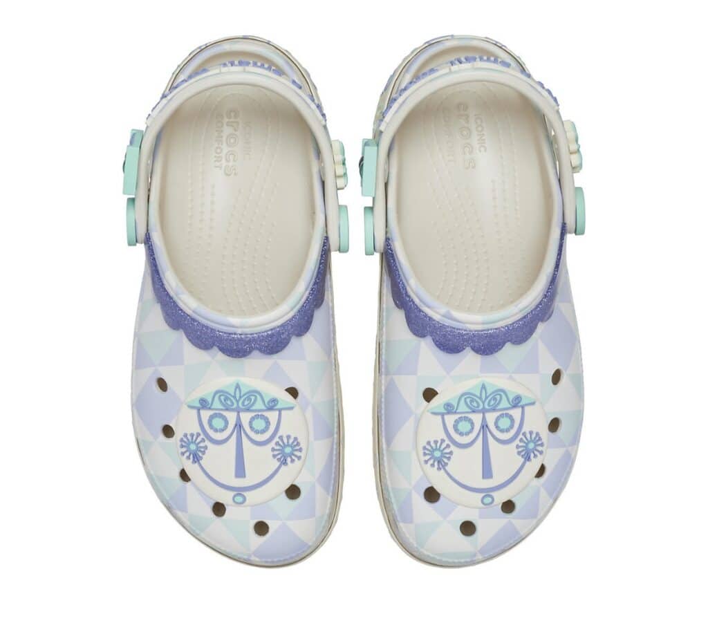 Kids' Crocs featuring Olaf from Frozen with playful blue and white pattern.