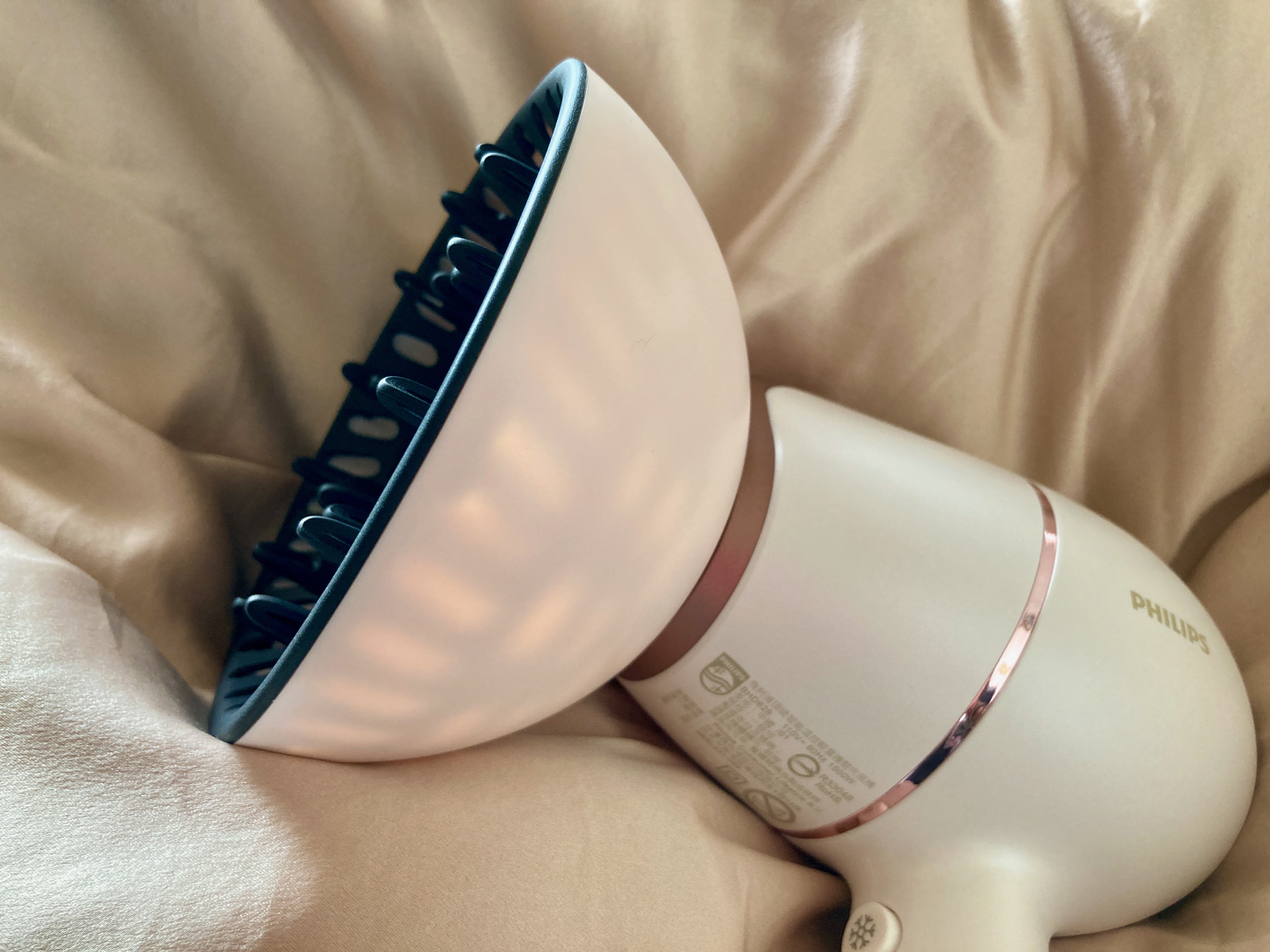 飛利浦吹風機BHD628蓬髮風罩不但美型，還很好用。