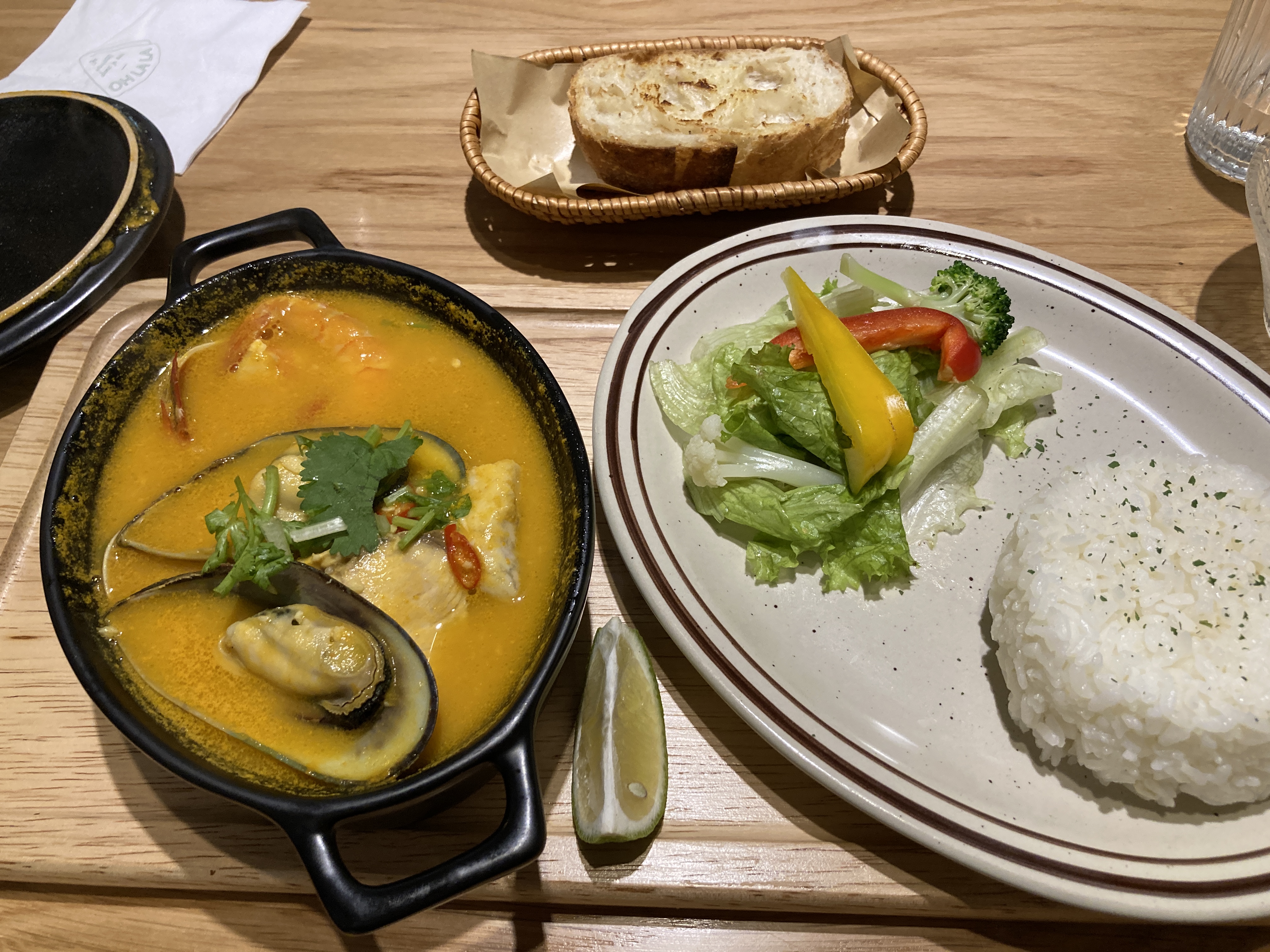 花蓮必吃美食|Oh La La法式薄餅‧家常菜、定置漁場三代目、Giocare義式手沖咖啡 反骨指南 馬賽海鮮燉鍋食材豐富、湯汁濃郁。