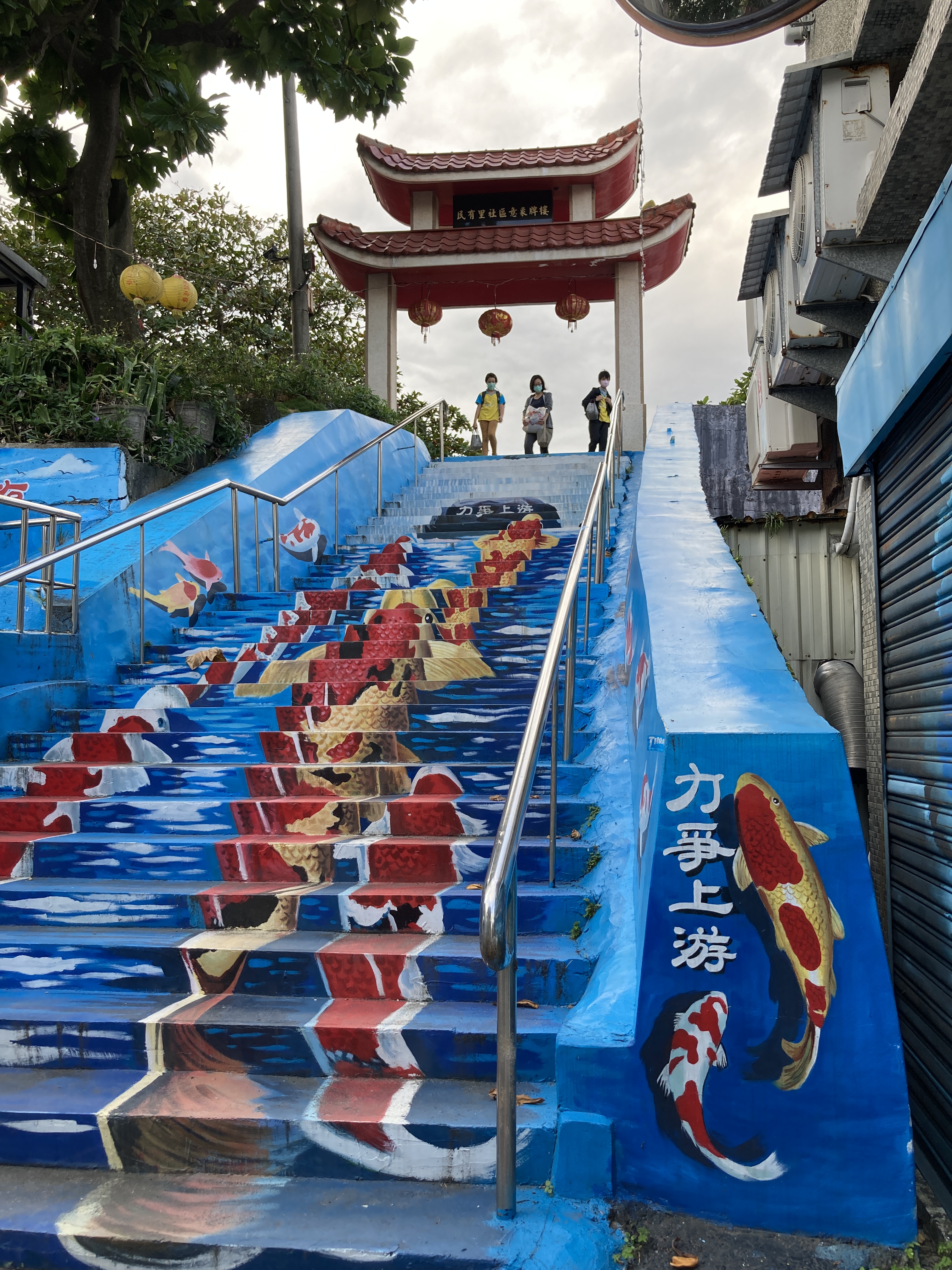 花蓮必吃美食|Oh La La法式薄餅‧家常菜、定置漁場三代目、Giocare義式手沖咖啡 反骨指南 樓梯彩繪,魚兒力爭上游。