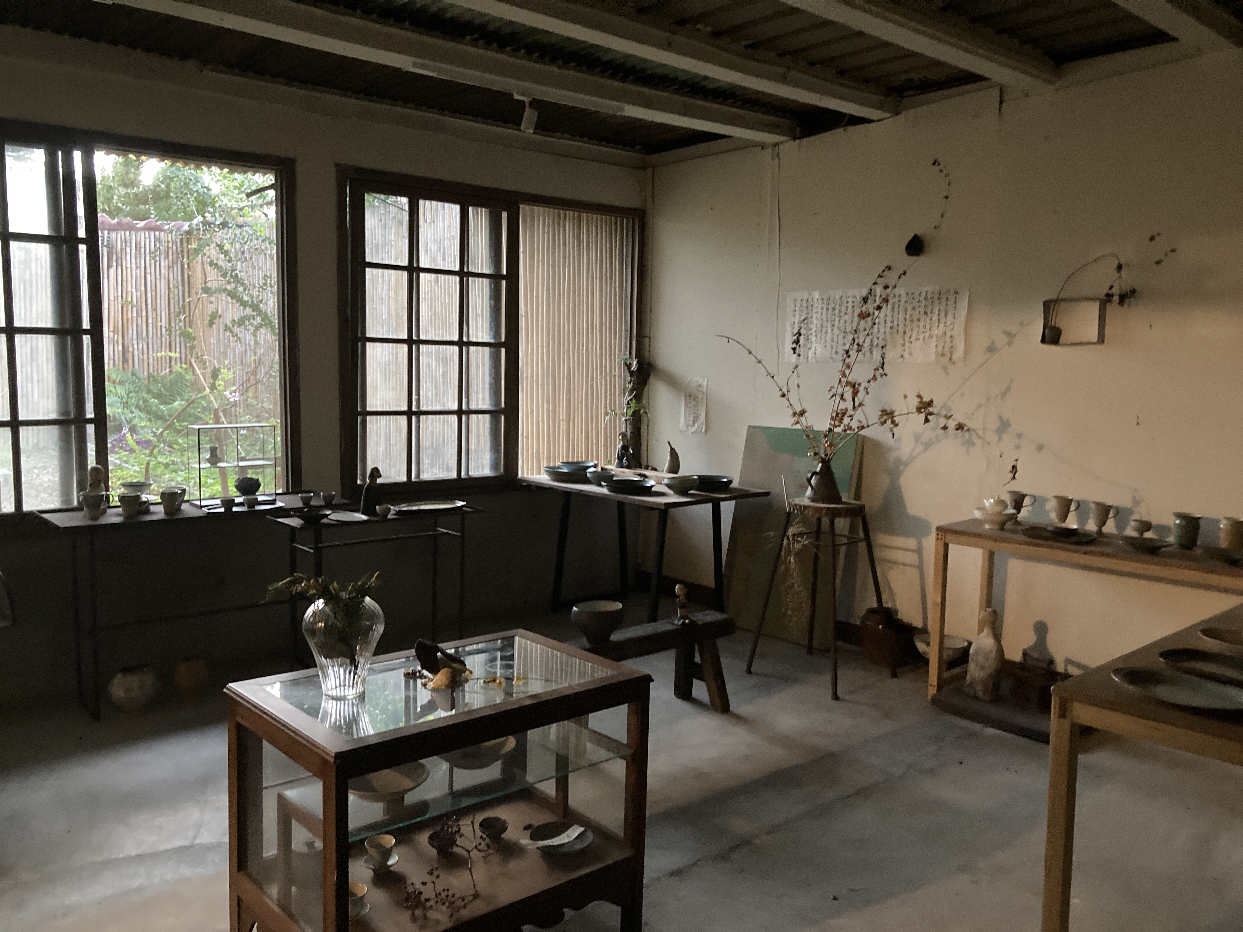 花蓮必吃美食|Oh La La法式薄餅‧家常菜、定置漁場三代目、Giocare義式手沖咖啡 反骨指南 室內是陶作工作室