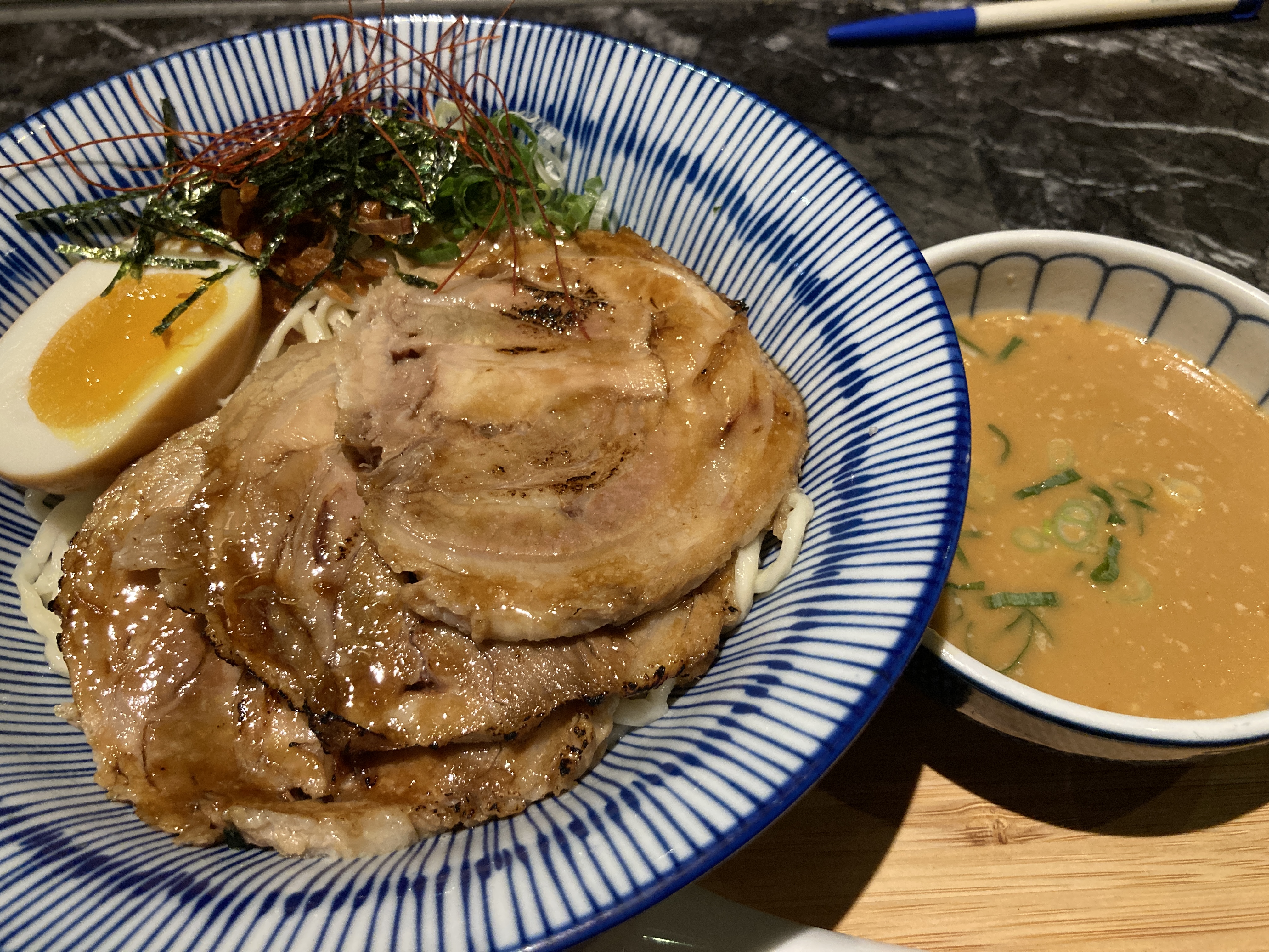 花蓮必吃美食|Oh La La法式薄餅‧家常菜、定置漁場三代目、Giocare義式手沖咖啡 反骨指南 用魚大骨熬的高湯濃郁,有炙燒香味的薄片叉燒好吃。