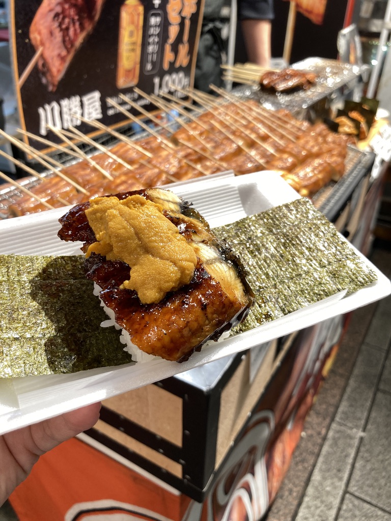 本來晚餐安排去餐廳吃鰻魚飯，後來才發現不是每個人都愛吃海鮮，在錦市場每個人都可以找到自己愛吃的食物，我也如願吃到了「鰻魚飯」。