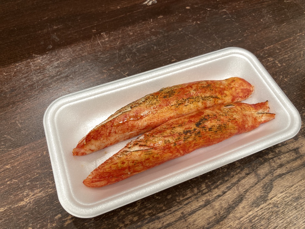 整個錦市場有好幾家在賣烤蟹腳肉，味道應該不會相差太多，找一間順眼的就對了。