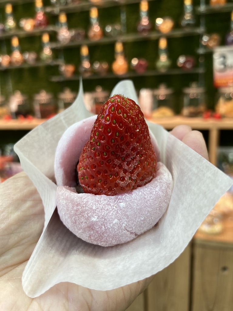 草莓麻糬的大福紅豆泥餡料較甜，和大稻埕滋養的味道相近；相較之下，我更愛原味。