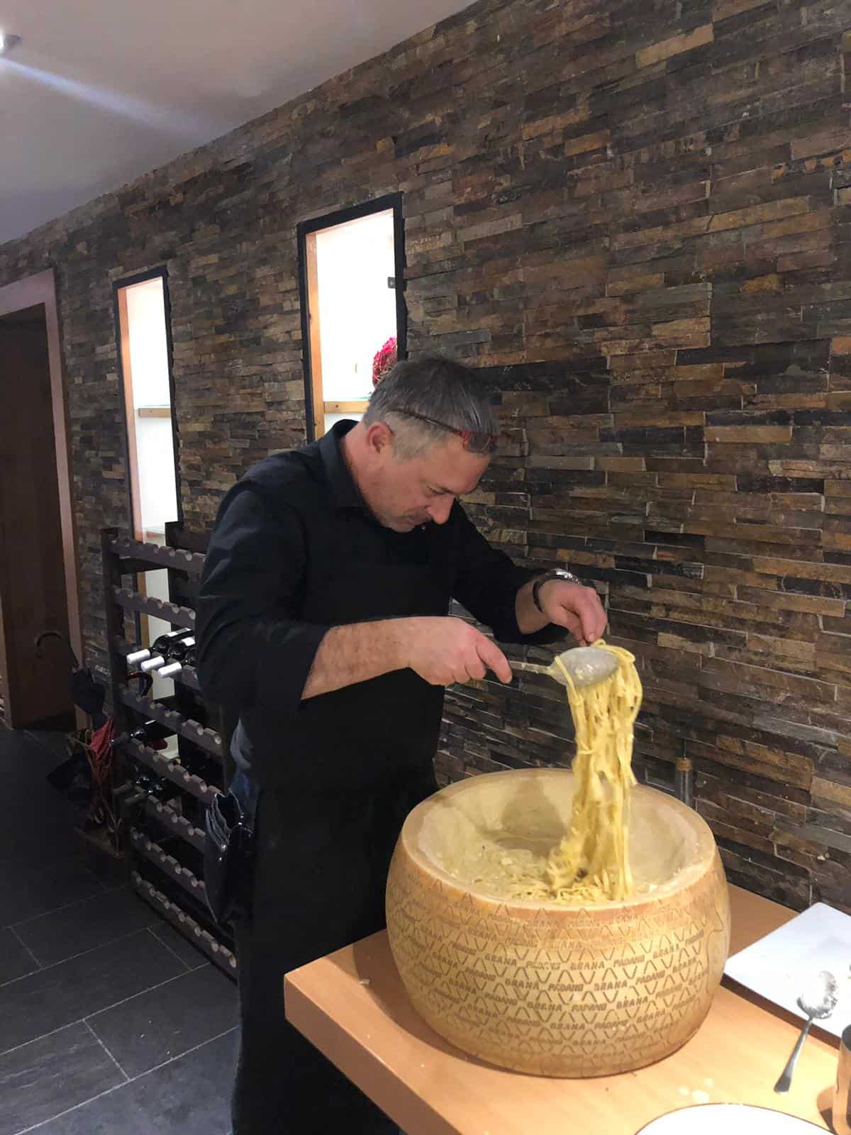 Pasta in Parmesankäse-Laib vom Privatkoch Carmine Marzano – Live-Zubereitung in Frankfurt & Bad Homburg
