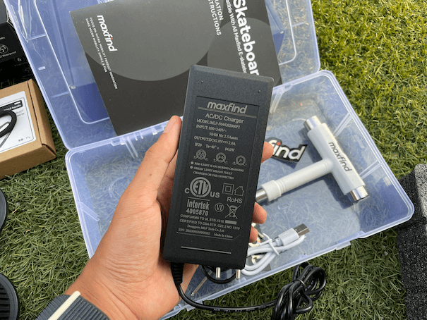 Photo of Maxfind Max 6 battery charger