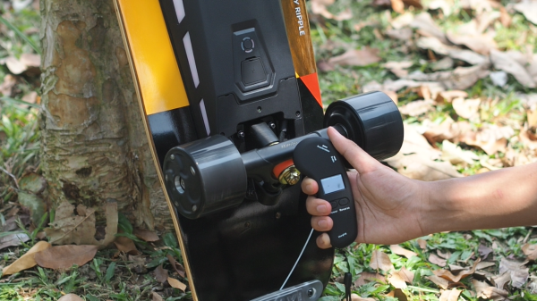 Photo of Exway Ripple ESC and remote