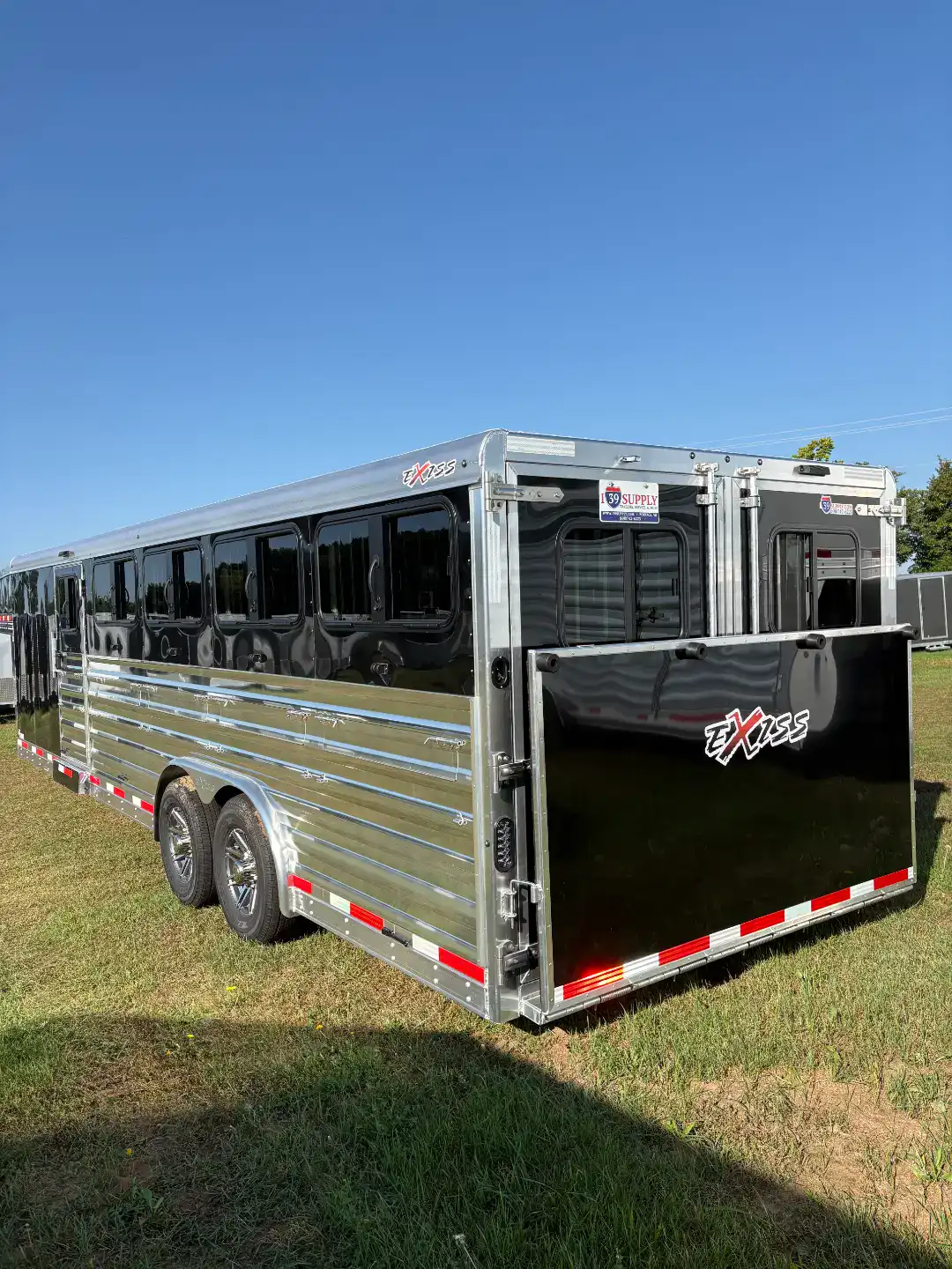ALUMINUM LIVESTOCK TRAILER WITH GOOSENECK DESIGN.