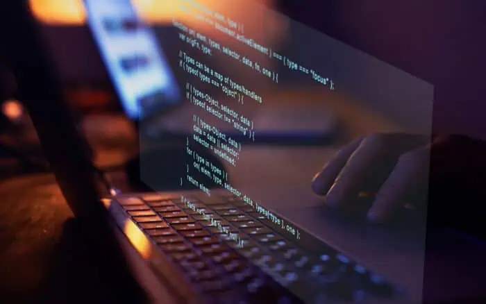 Comparison of custom software development and system integration processes.