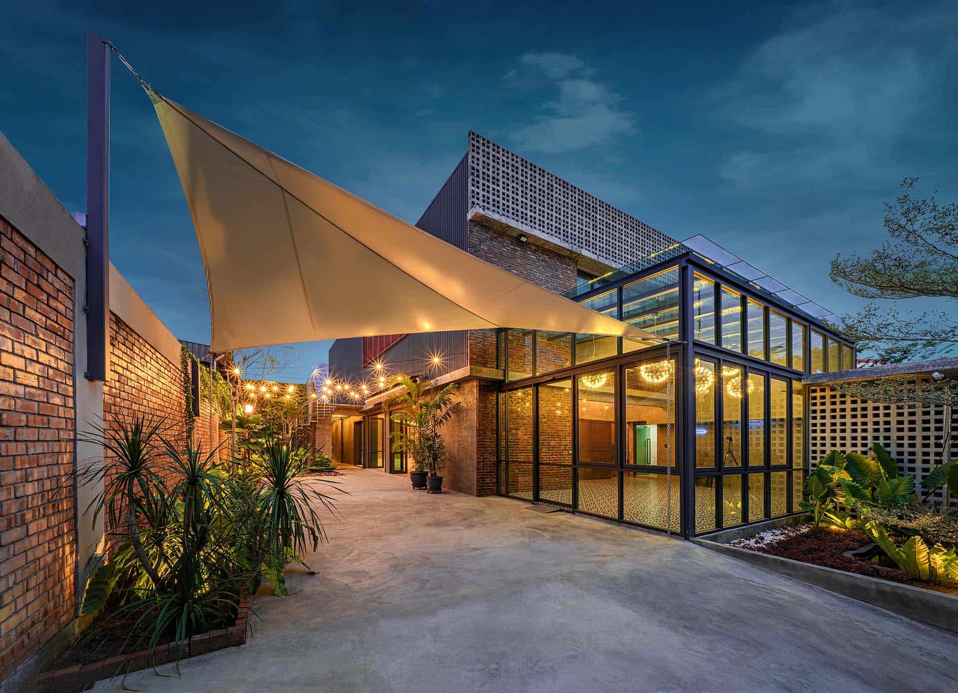 ROM 8 Studio By Metal Bees