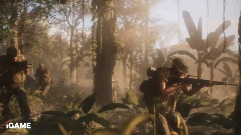 US soldiers moving through dense jungle in Hell Let Loose: Vietnam