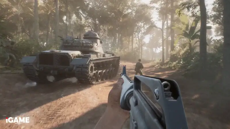 US infantry advancing alongside a tank through the jungle in Hell Let Loose: Vietnam