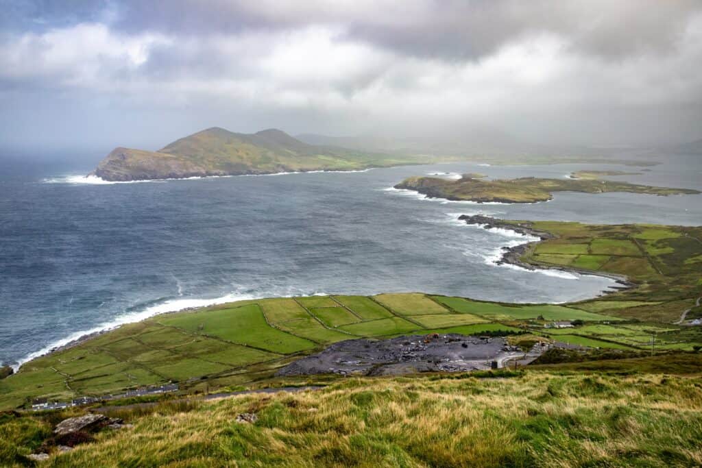 Coastal landscape of the Ring of Kerry, Ireland, with green fields and the海.