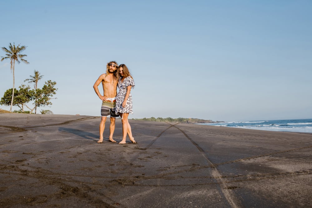 Couple walking on Ballywalter Beach, Northern Ireland, with palm trees and海.