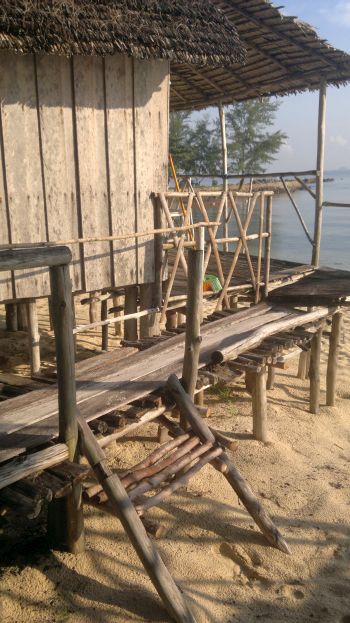 island-hopping-philippines-jungle-huts-281020142013