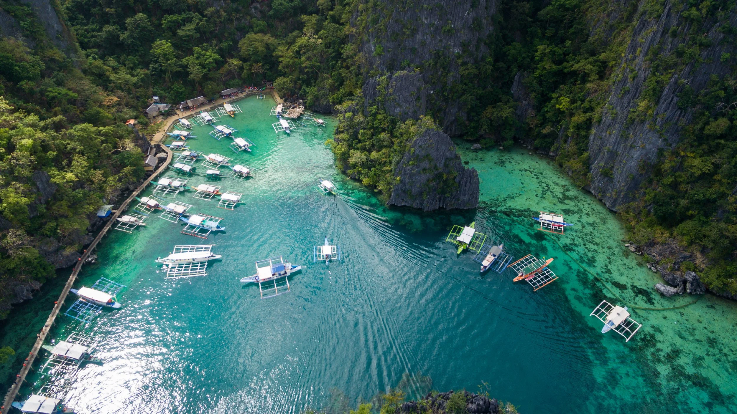 Boat tours in Coron with turquoise waters and limestone cliffs.