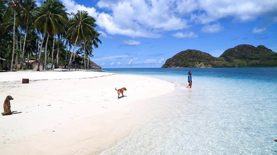 Boat tours itinerary between El Nido and Coron Araw beach standing level