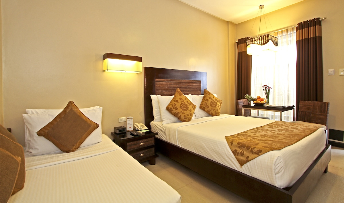 Deluxe Queen with Day Bed 2