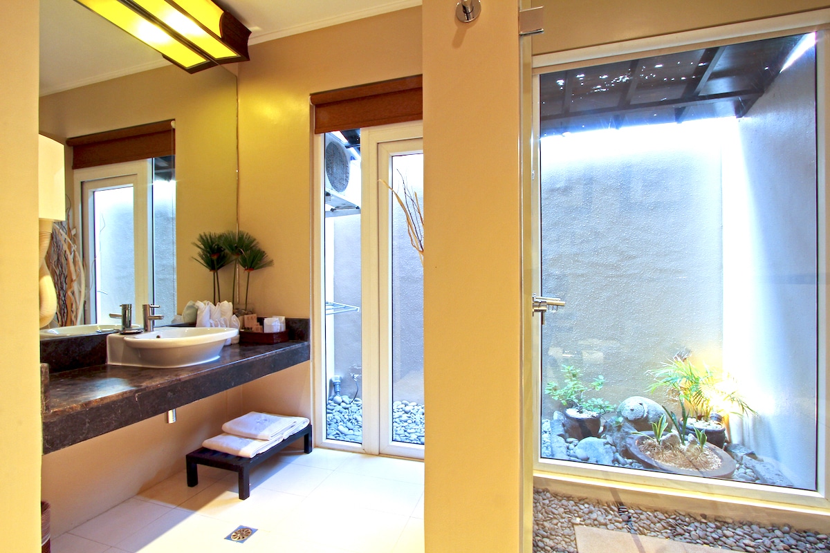 Deluxe Room Bathroom 1