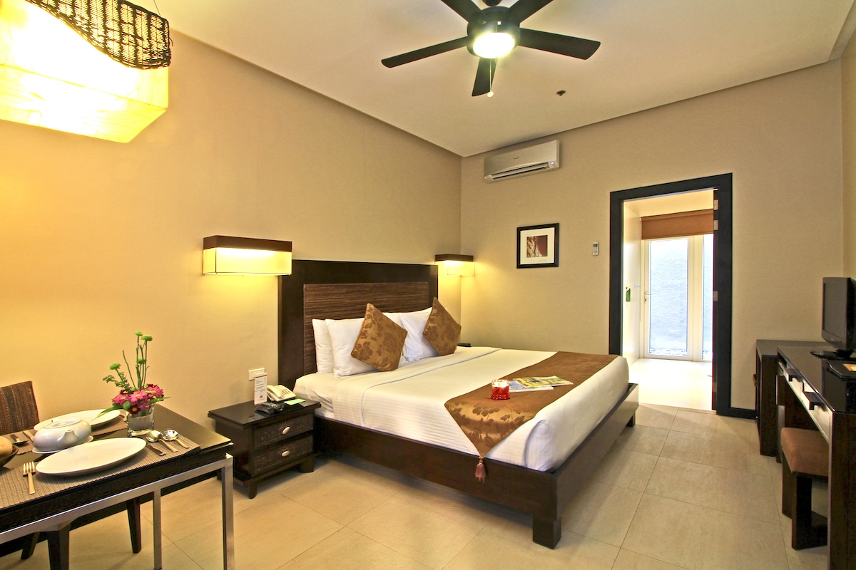 Deluxe Room King Bed 3