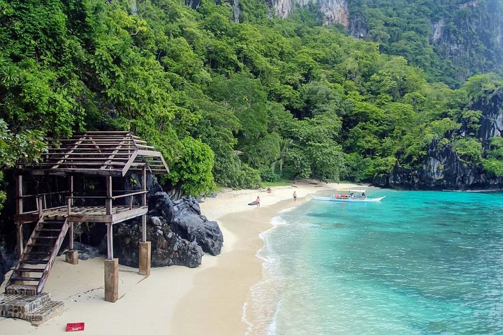 pasandigan beach on Cadlao island, boat tours Palawan