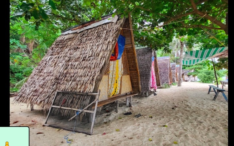 Dipalian campsite island hopping tour, huts lined up