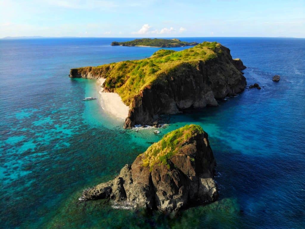 hoping-island-hopping-Caramoan-philippines