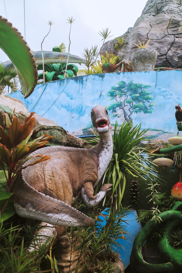 campuestohan-highland-resort-theme-water-park-dinasaur-lounging-in-water