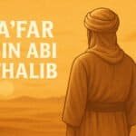 ✅ Alt text: “Ilustrasi digital berwarna sepia Ja’far bin Abi Thalib sedang berdiri membelakangi penonton, melihat padang pasir yang luas dengan matahari terbenam, nama Ja’far bin Abi Thalib tertera di sebelah kiri.”