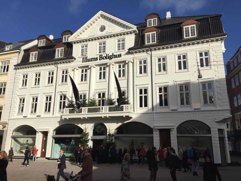Smukt hvidt bygning med klassisk arkitektur og butik i København.