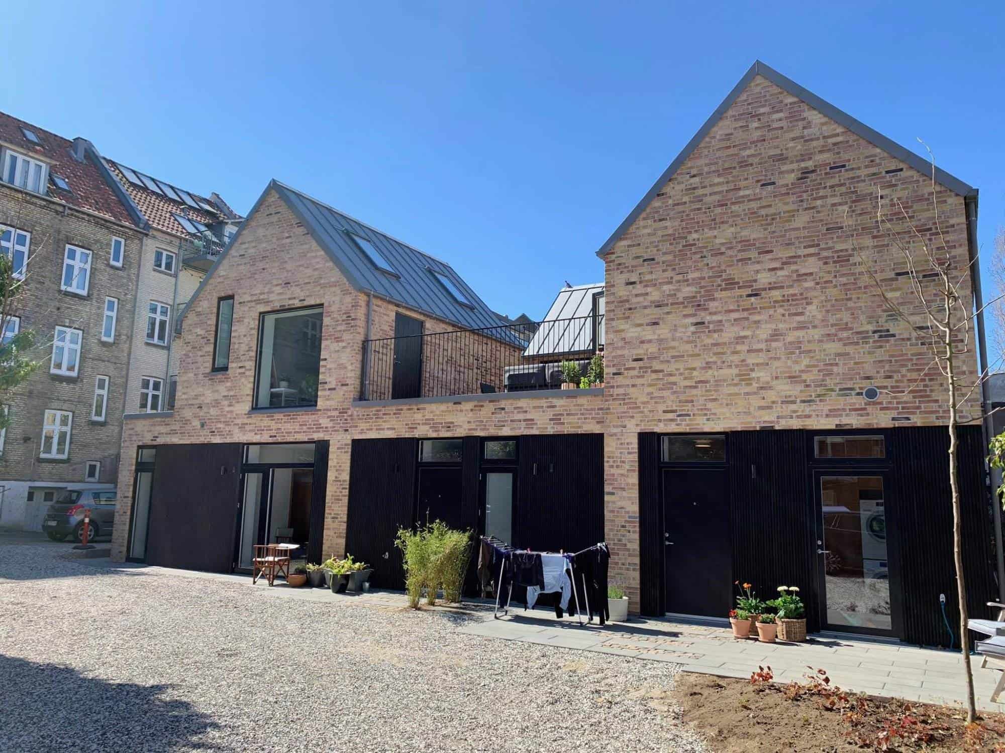 Hus med moderne design, store vinduer og solpaneler, bygget af Jakob Tømrerfirma A/S.