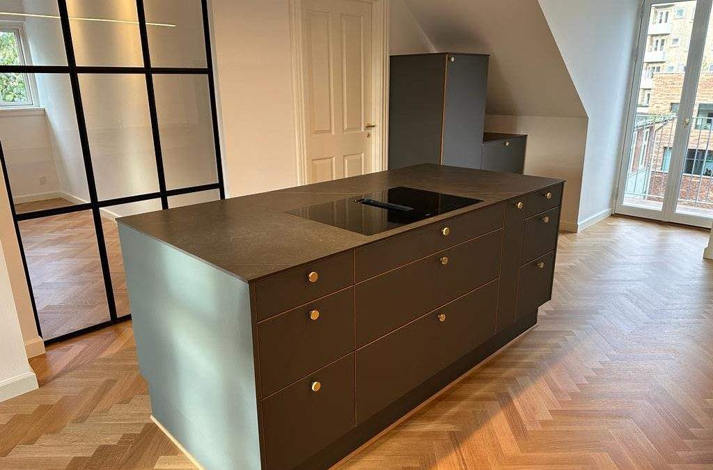 Gennemrenoveret taglejlighed i hjertet af Aarhus